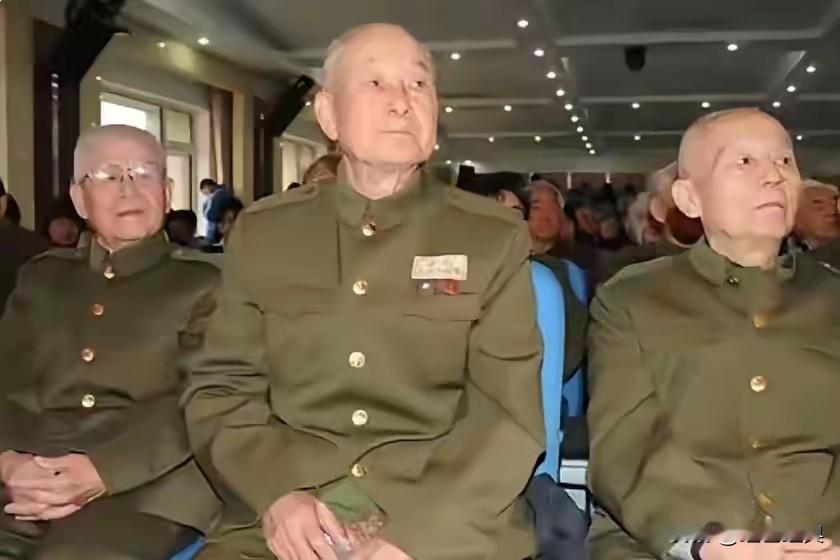 军队老干部新年慰问演出活动现场，坐在这里的老干部老同志，不仅身板硬，脊梁更硬。