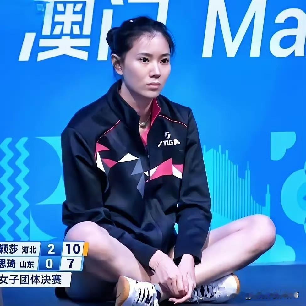 王添艺与陈熠这两位乒乓球选手，有着不少相似的亮眼特质：同是身形高挑的长腿美女，赛