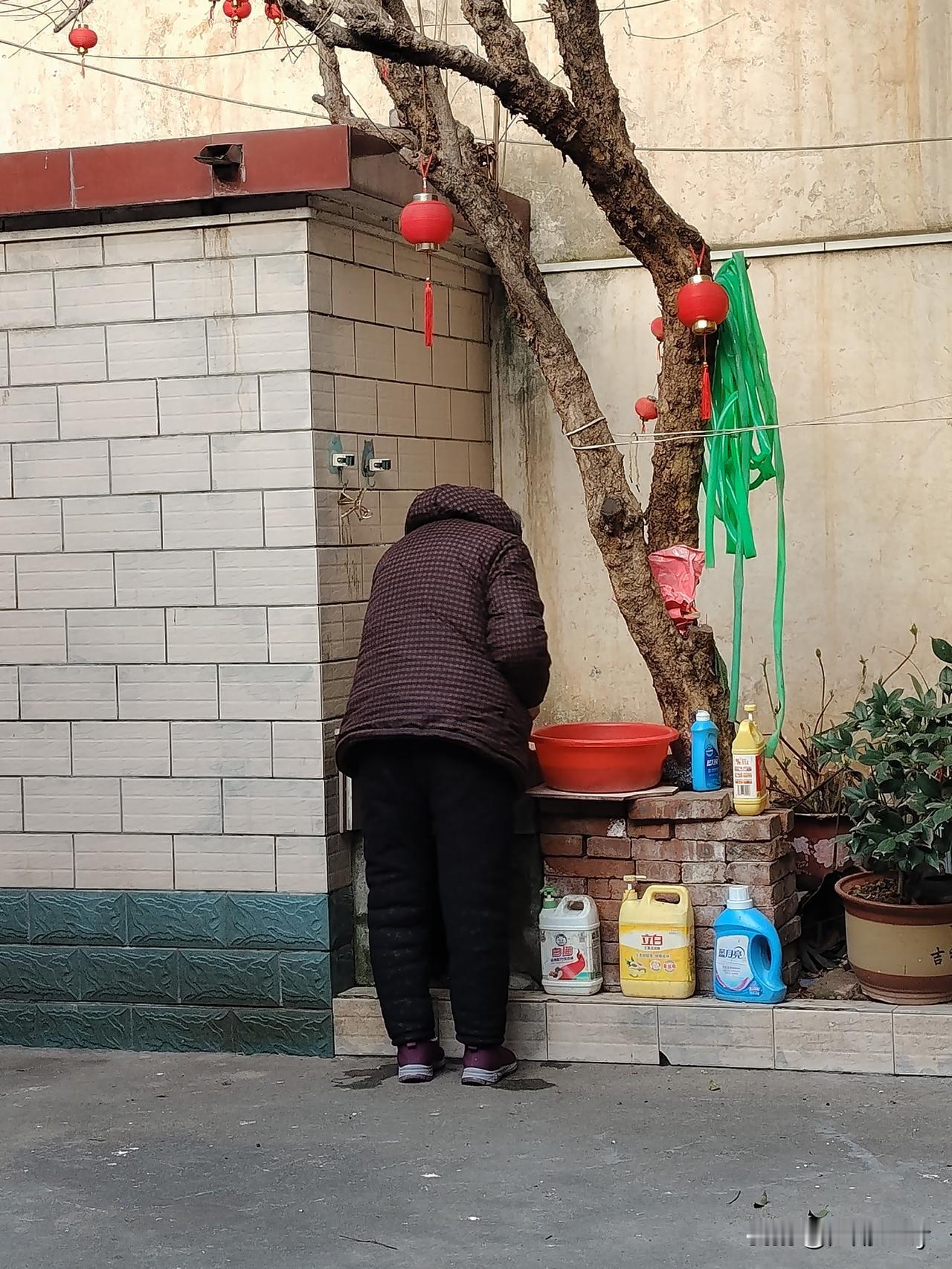 我觉得，人生这辈子，就两项最重要的任务，一是把父母养老送终，二是把子女培养成人，