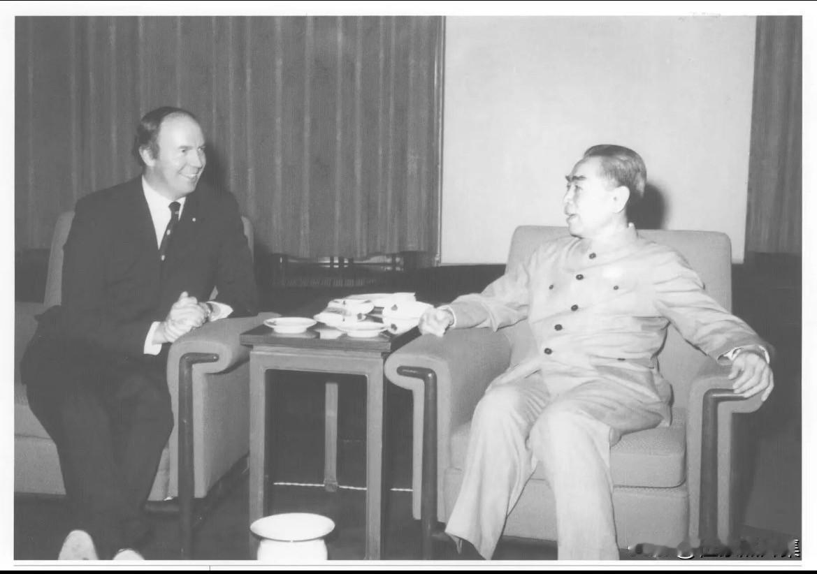 1973年5月2日，周恩来总理在人民大会堂会见加拿大动力、矿产和资源部长克拉伦斯