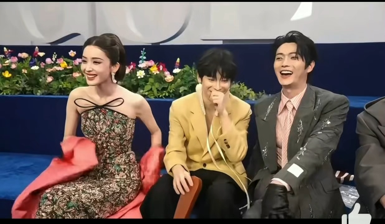 看许凯一秒变脸～哈哈哈太可爱了许凯[超话] ​​​