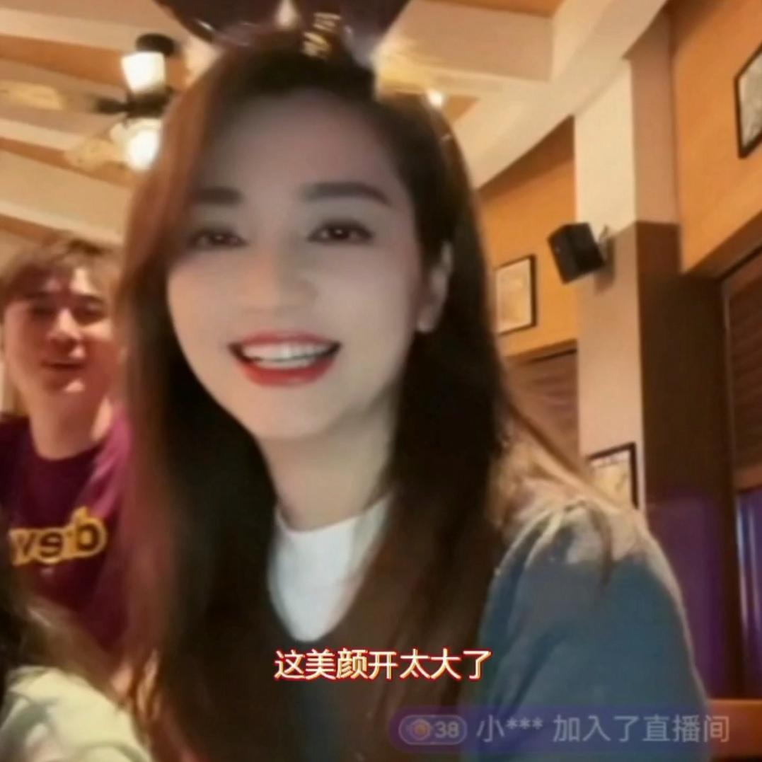 洪欣开直播晒家人聚餐，张丹峰现身说了什么，遭老婆娇嗔反击？
一直以来，演艺圈年纪