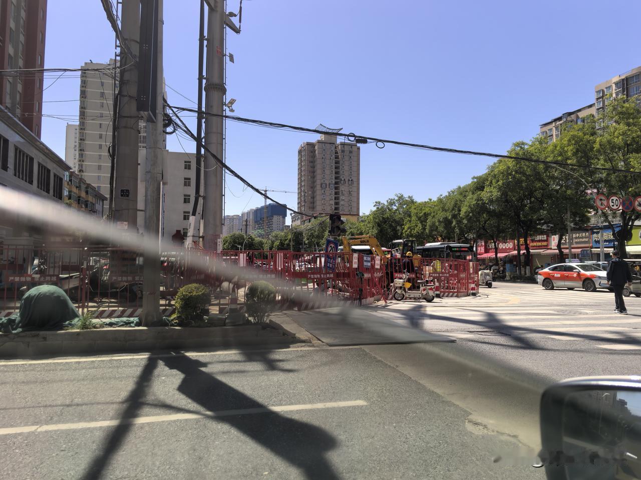 感受下人来人往的街景昨日，路过咸阳市秦都区玉泉东路路口，发现十字路口西南角又有很