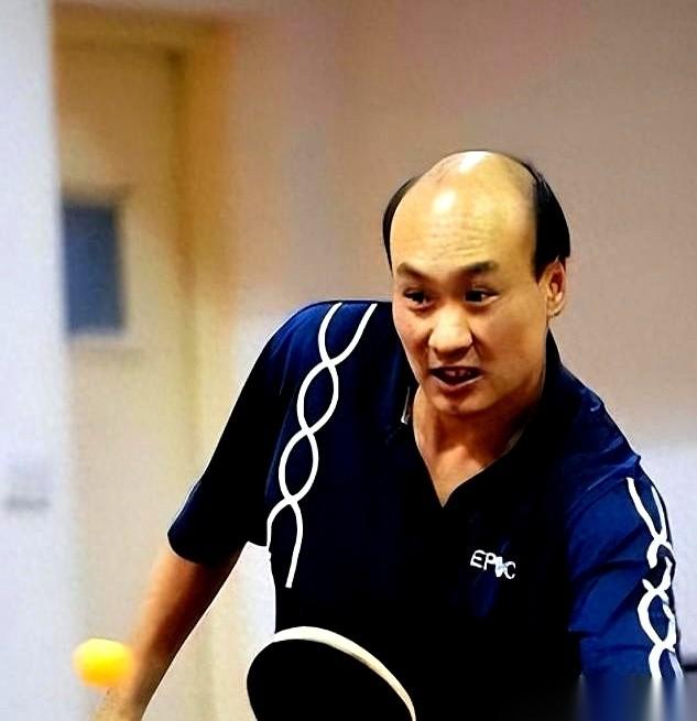 他为中国队拿回了4个世界冠军。
但今天，这个64岁的老人，头发花白，皮肤黝黑，瘦