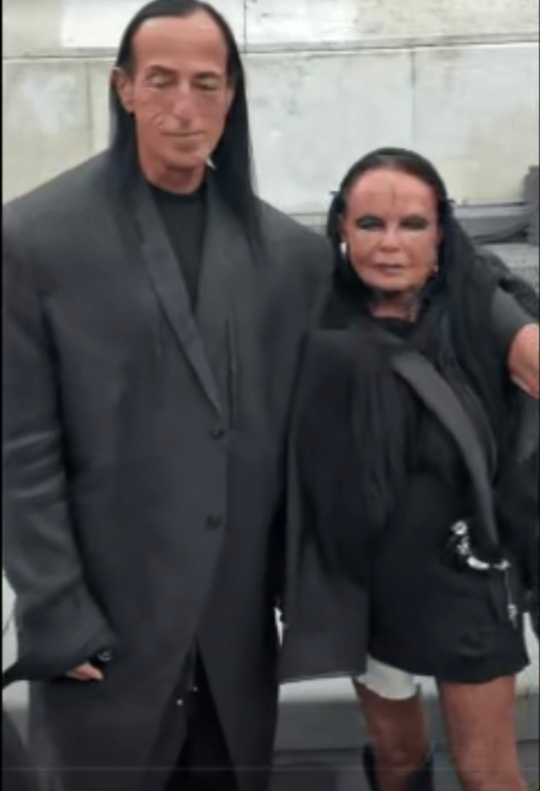 这就是巴黎世家的董事长夫妇，差点以为他们是外星来的呢，难怪咱看不懂巴黎世家的审美