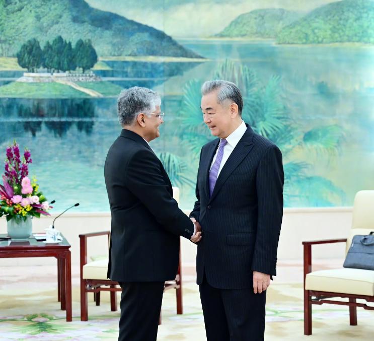 中国和印度谈妥了！

3月26日，中国外交部长王毅在北京会见即将离任的印度驻华大