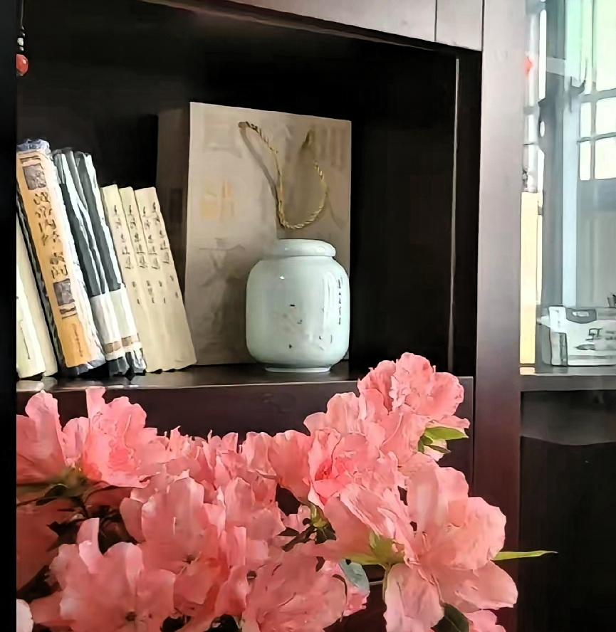 柴桑大姐现身九江许妈家中开播，用最从容的姿态，击碎了所有流言蜚语。
面对外界各种