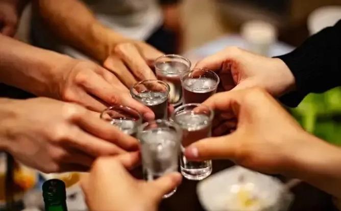 啤酒、白酒的产量接连下滑，是中国人喝不动酒了吗？
 
啤酒的产量从2013年至今