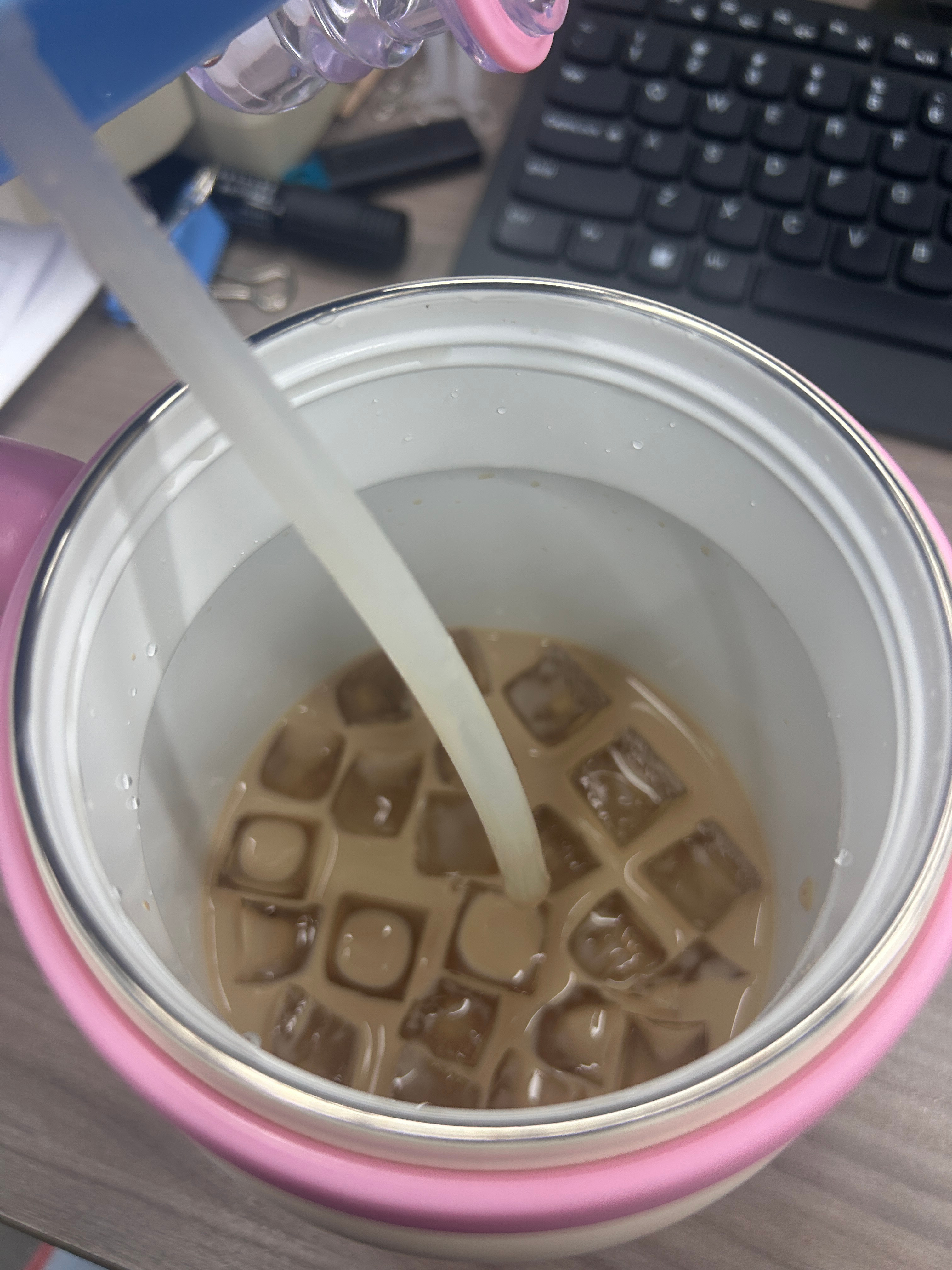 最近爱上了manner自带杯5块钱浓缩加冰 自己加点牛奶就行了 