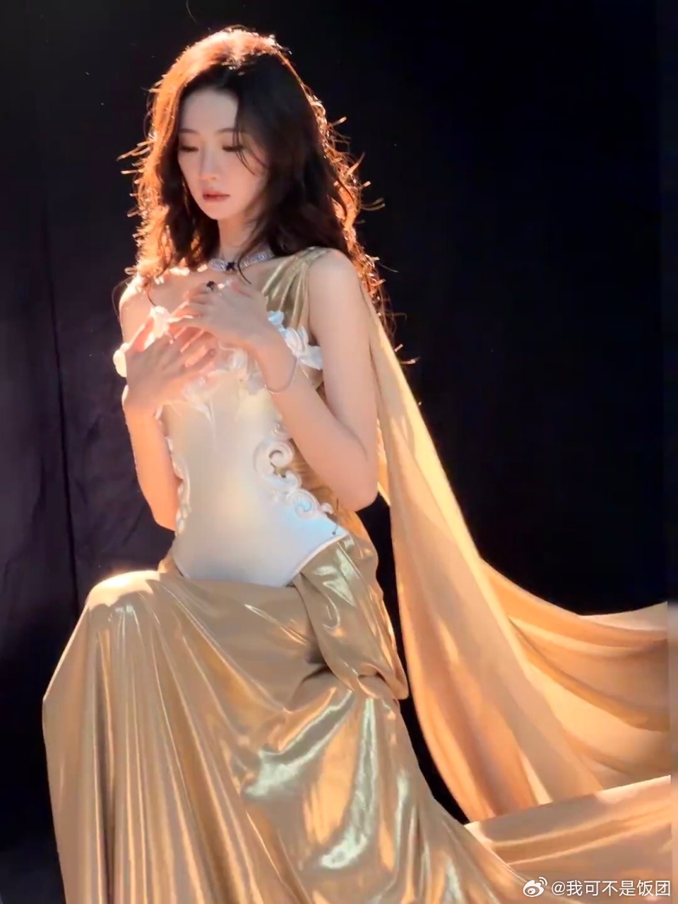 张艺凡从油画里走出的神女张艺凡神女爱世人张艺凡简直是神女本神，清冷气质拉满又不失