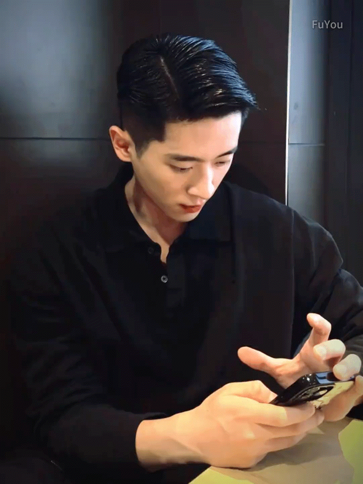 丞磊沈羽洁翻面吻我看的陈磊第一部剧是现代剧，但是他拍的好多都是古装剧，这部剧好像