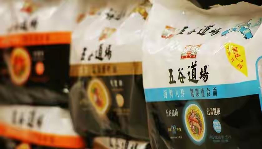 曾经靠“非油炸更健康”火遍全国的五谷道场，如今凉得透透的。想当年，老板王中旺从搬