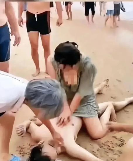 “不知道羞耻，隐私都露出来了！”海边一男子因溺水昏迷不醒，一名女子赶忙冲上前跪地