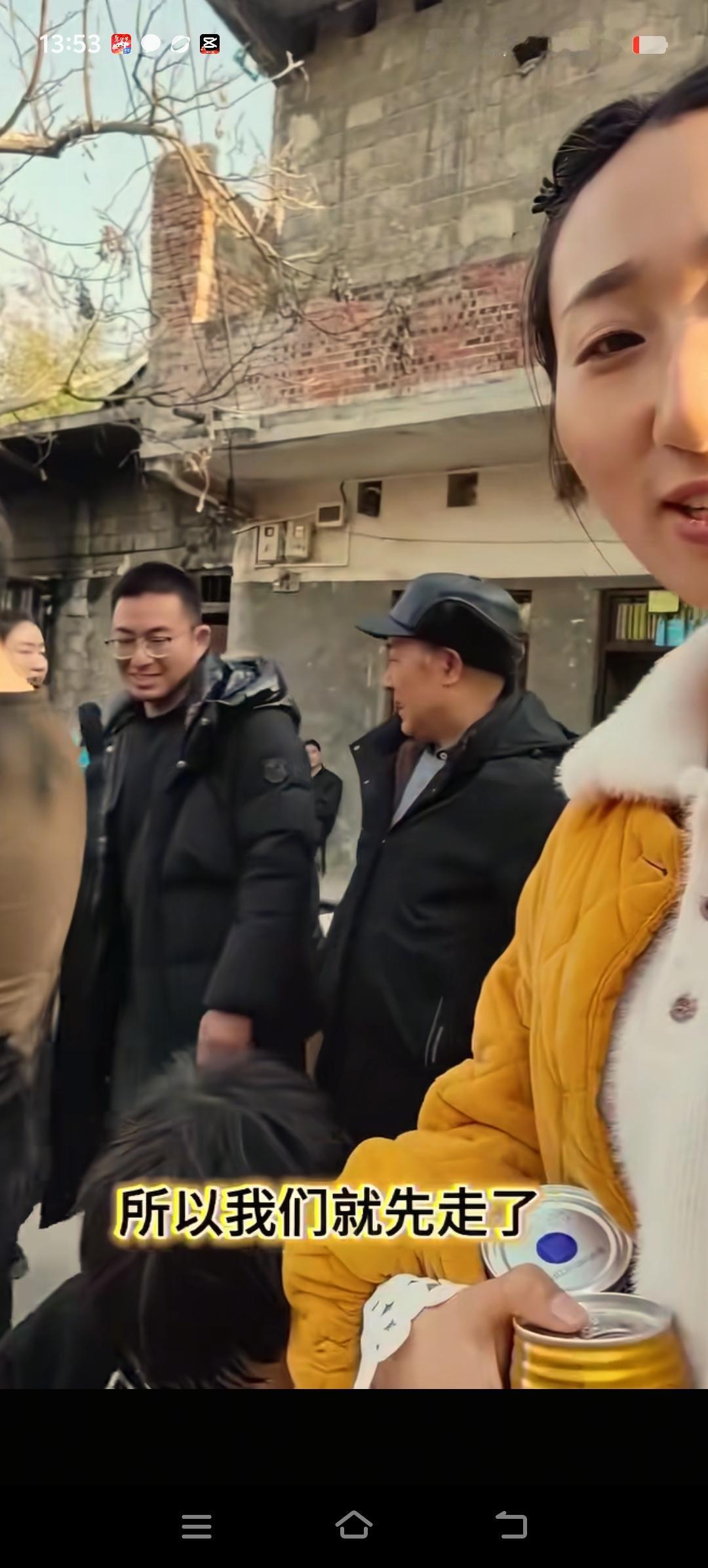 胡龙的大妹称，当初母亲为躲避计划生育住在山上，胡龙就出生在那极为简陋的石板小屋里