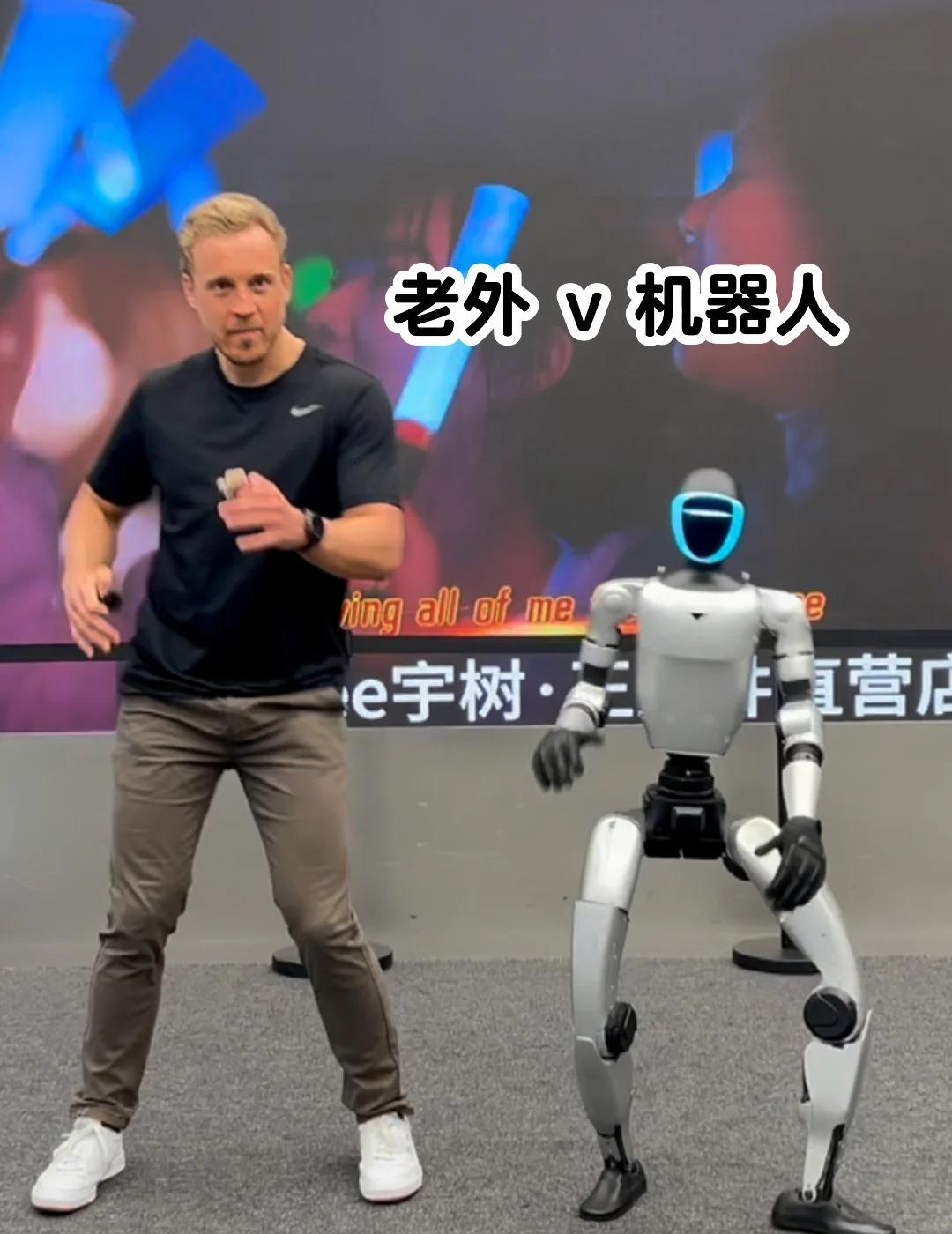 和中国顶尖人形机器人交朋友啦！ 🤖 🤩
在北京王府井见到了很酷的机器人笨笨，