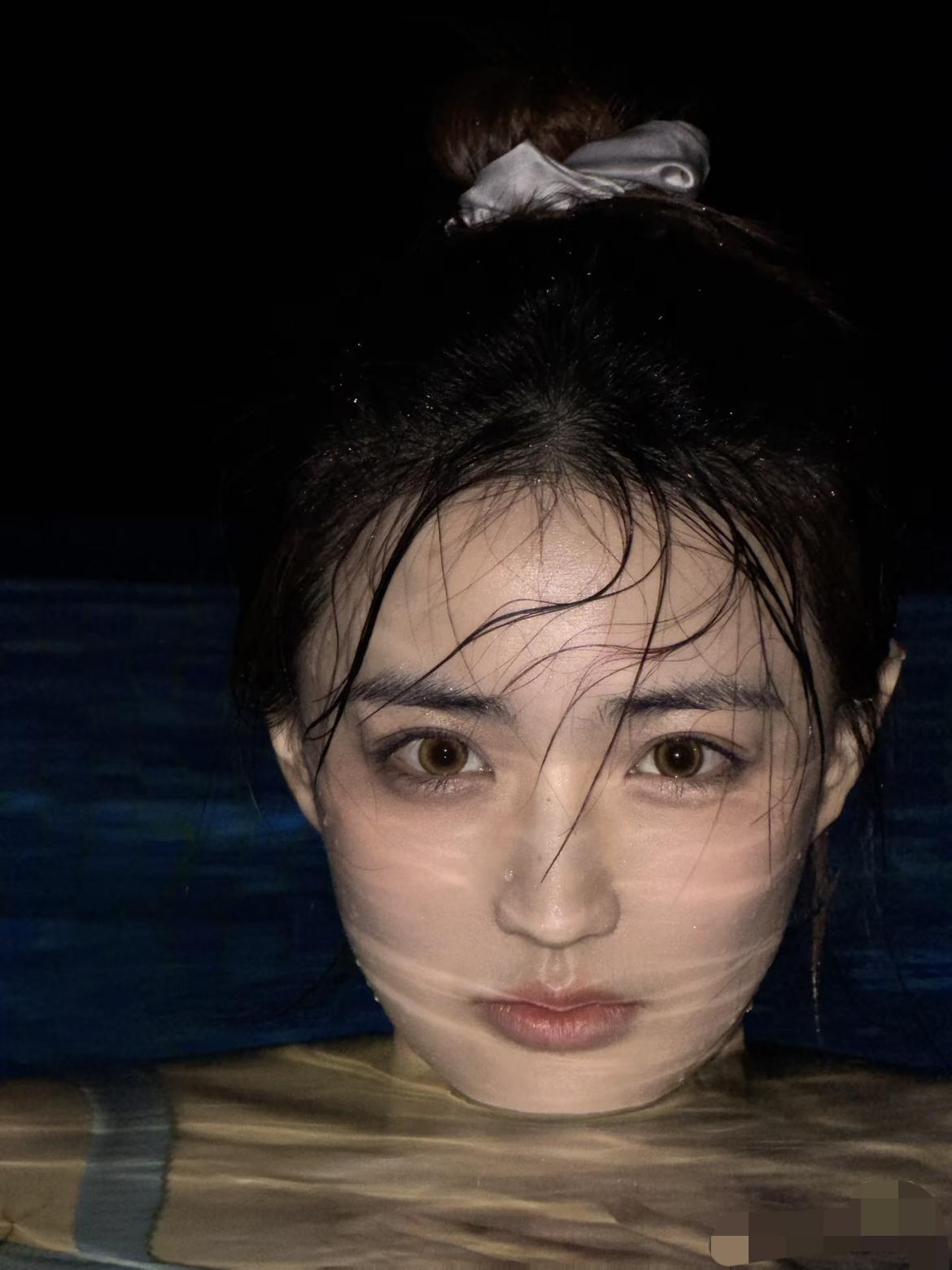 说实话，
我一点也不羡慕徐璐整的那洁白无瑕的牙齿，
因为那根本就是不可取的，毕竟