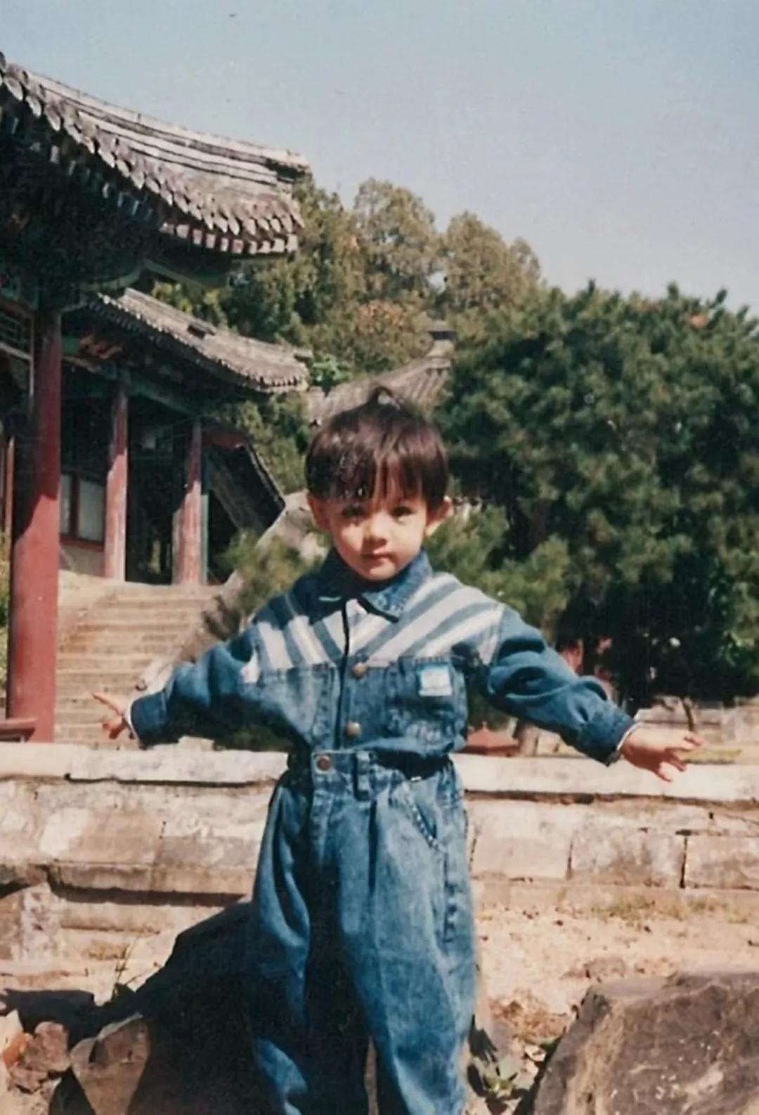 有谁会想到，这个#相册里的大儿童# 如今已经出落成一个大美女，而且还是娱乐圈的顶