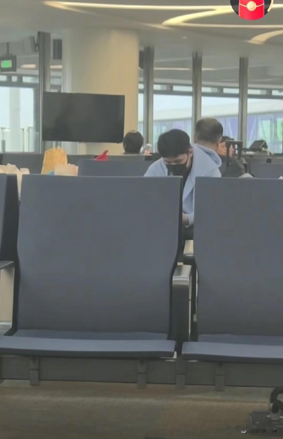 终于看到林诗栋到南京了。
就说这两天其他人都到南京了，一直没有看到林诗栋，原来他