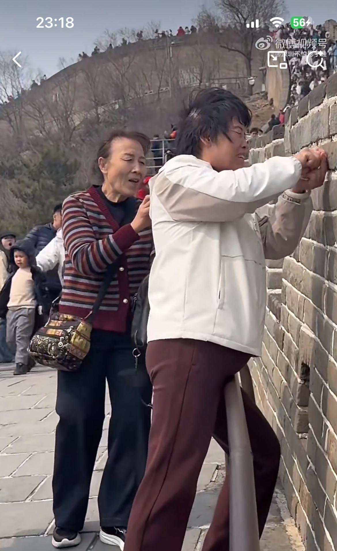 两个老阿姨上长城太激动，竟然在城墙上刻字，北京八达岭长城可是重点保护文物啊，刻字