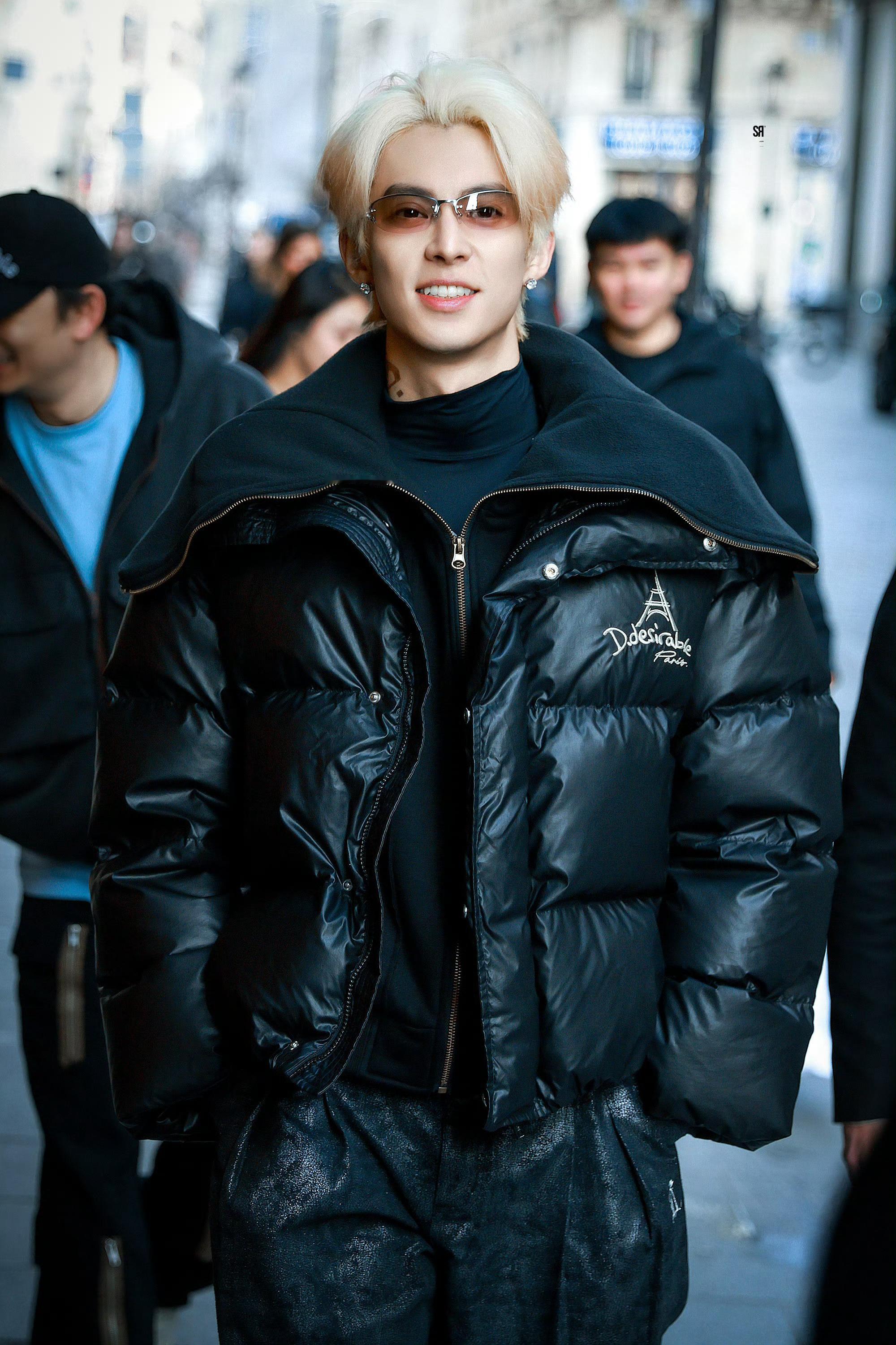 王鹤棣心情不错哦，褪色了的纹身贴更性感呐