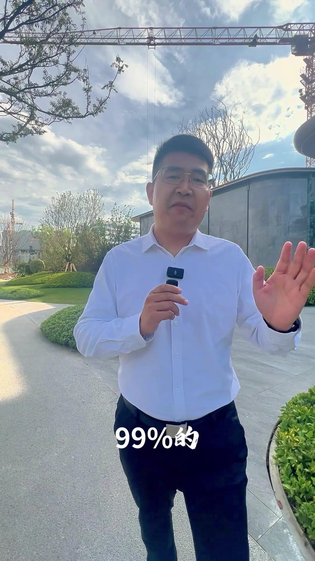 🧐99%的高新买房人都会看这个楼盘。

🌟大门：
看一下大门是否阔气，能做成