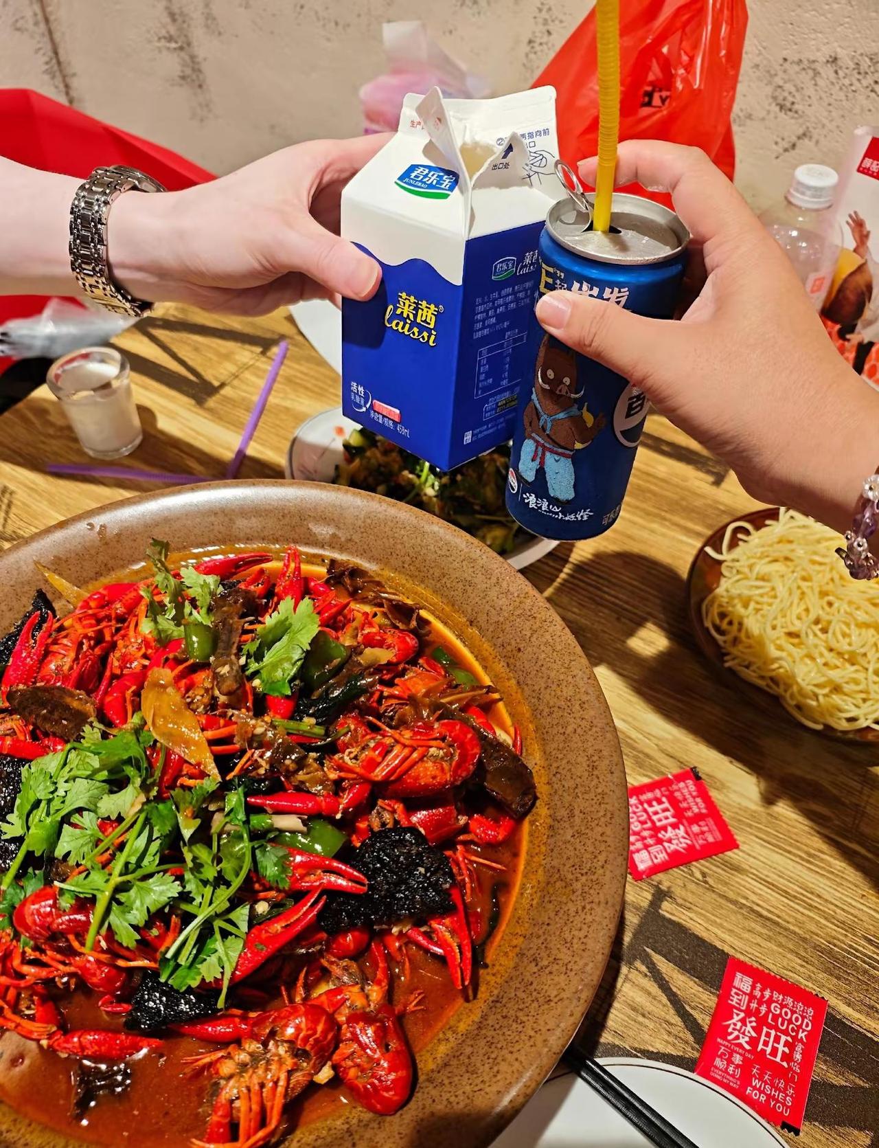 Crystal紫啧的探店日记。今年夏天的第一顿小龙虾🦞yummy yummy 