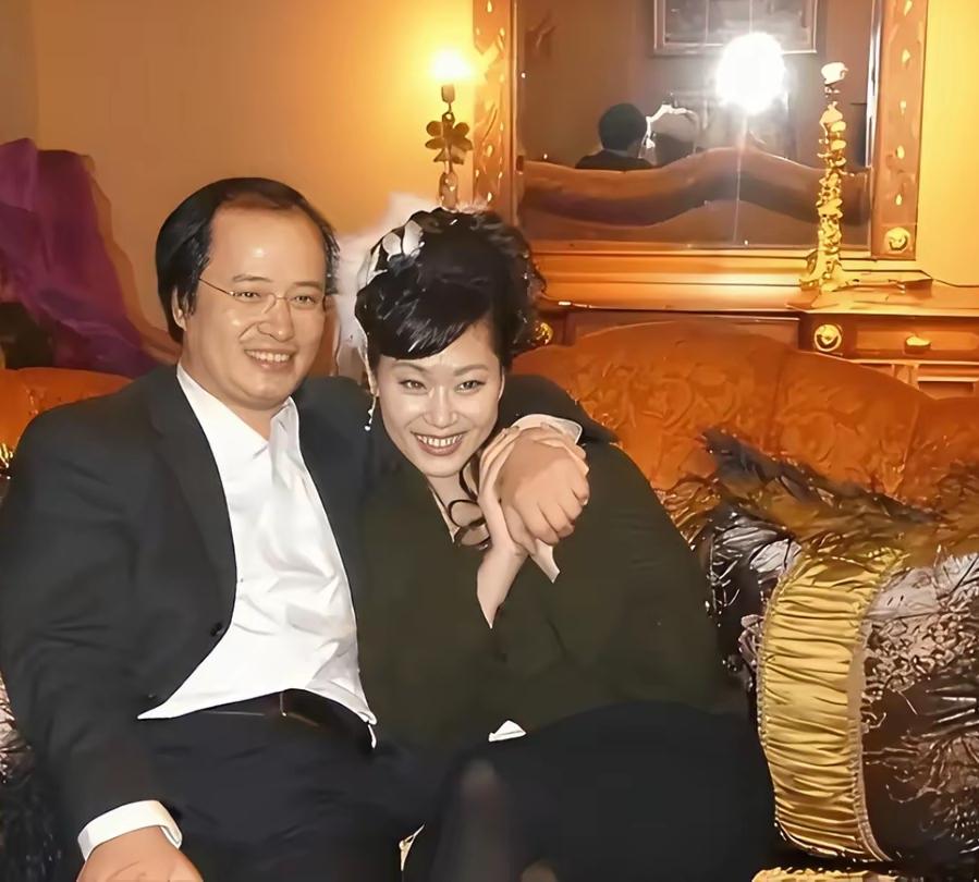一句“我找到一个好弟弟”令人记忆犹新！歌唱家于文华迎来第二段婚姻，嫁给比自己小7