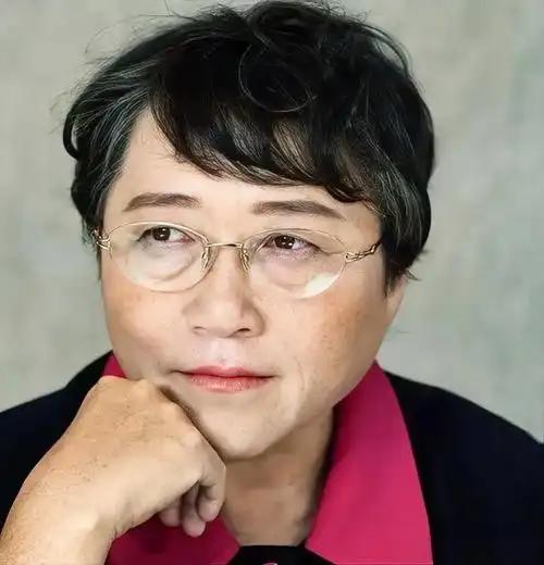 性学专家李银河曾说过一段话，听着扎心，却句句是实话。她说不管男人还是女人，一旦有