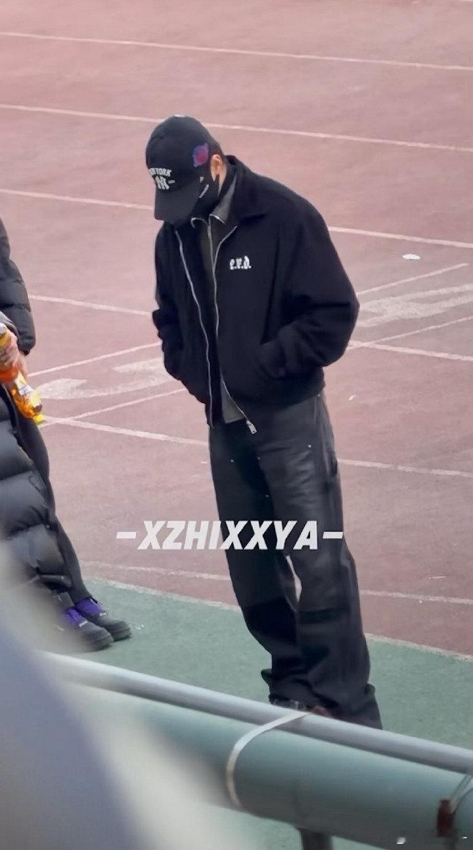 严浩翔allblack就这么权威，好长一条啊，跑一千米也不在话下直接拿捏体测严浩