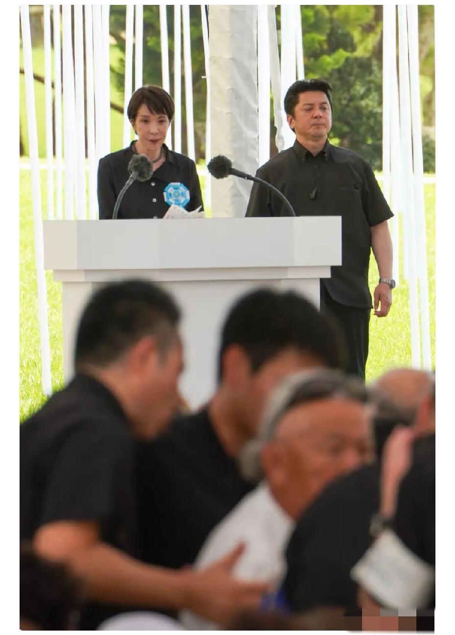 今（23）日，臭名昭著的高市早苗在琉球主持所谓的“冲绳战役追悼祭奠仪式”。

高
