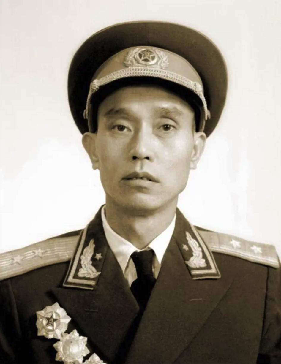 1947年，30岁的解放军师长周志坚，迎娶19岁的女护士，谁知新婚之夜，周志坚竟