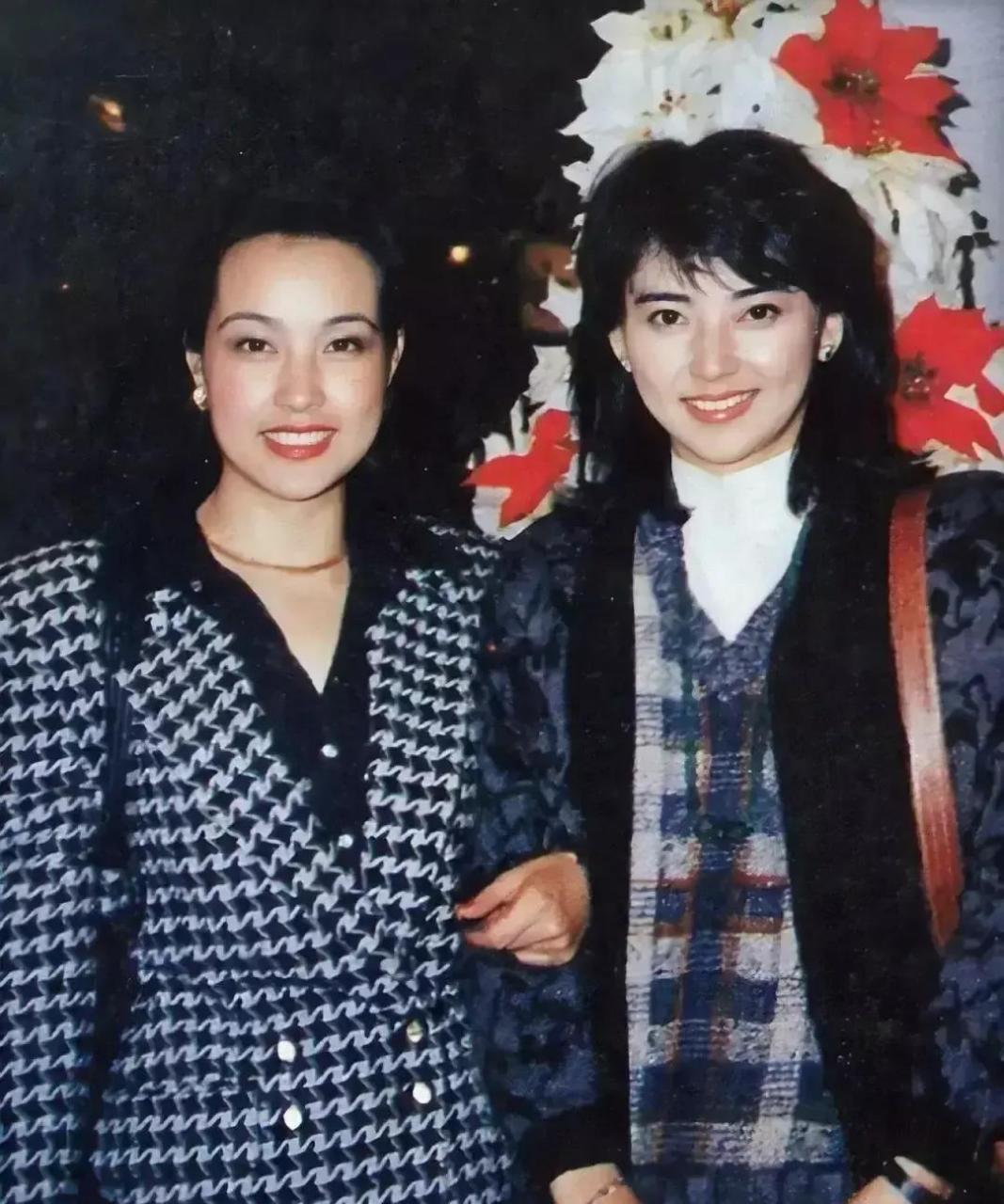 说实话
刘晓庆和谁拍照都没有输过
除了和林青霞

很奇怪，刘晓庆单看并不觉得多漂