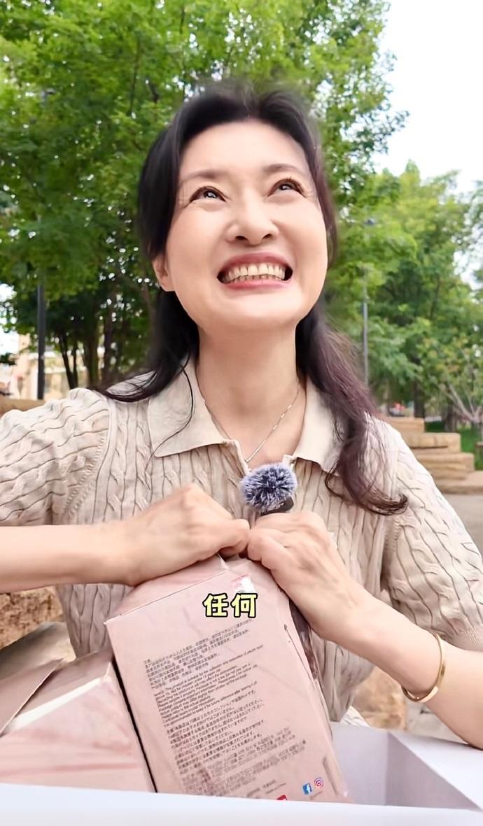 最近周涛拆了一个盲盒，她这次搭配的很有高级感，看起来很有清新迷人的魅力。

周涛