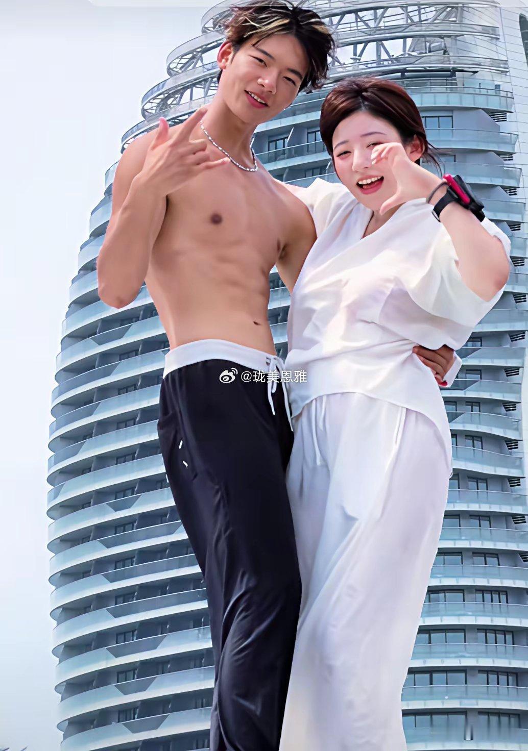 黄一鸣与八块腹肌男相拥玩水，女儿闪闪气的瘪嘴！