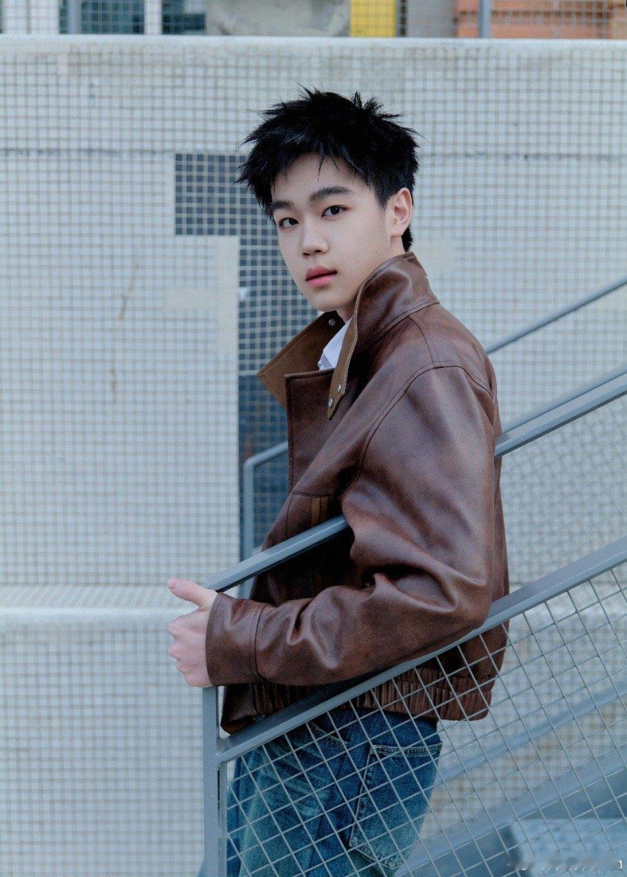 韩昊霖哭戏 被《我的朋友安德烈》里韩昊霖的表演击中了。他演活了一个特立独行却又无