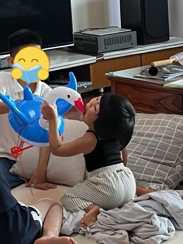 球宝正在吃大鹅 