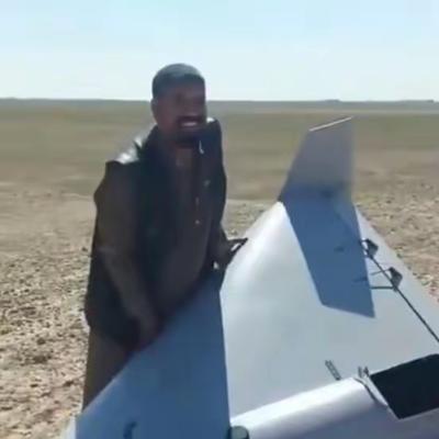 这个伊拉克人发财了！说出来估计没人敢信，他居然在自家附近的空地上，捡到了一架美军