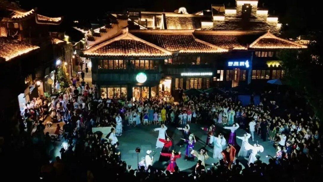 古巷夜色铺华光，人间烟火与古风雅韵在此温柔相逢。 