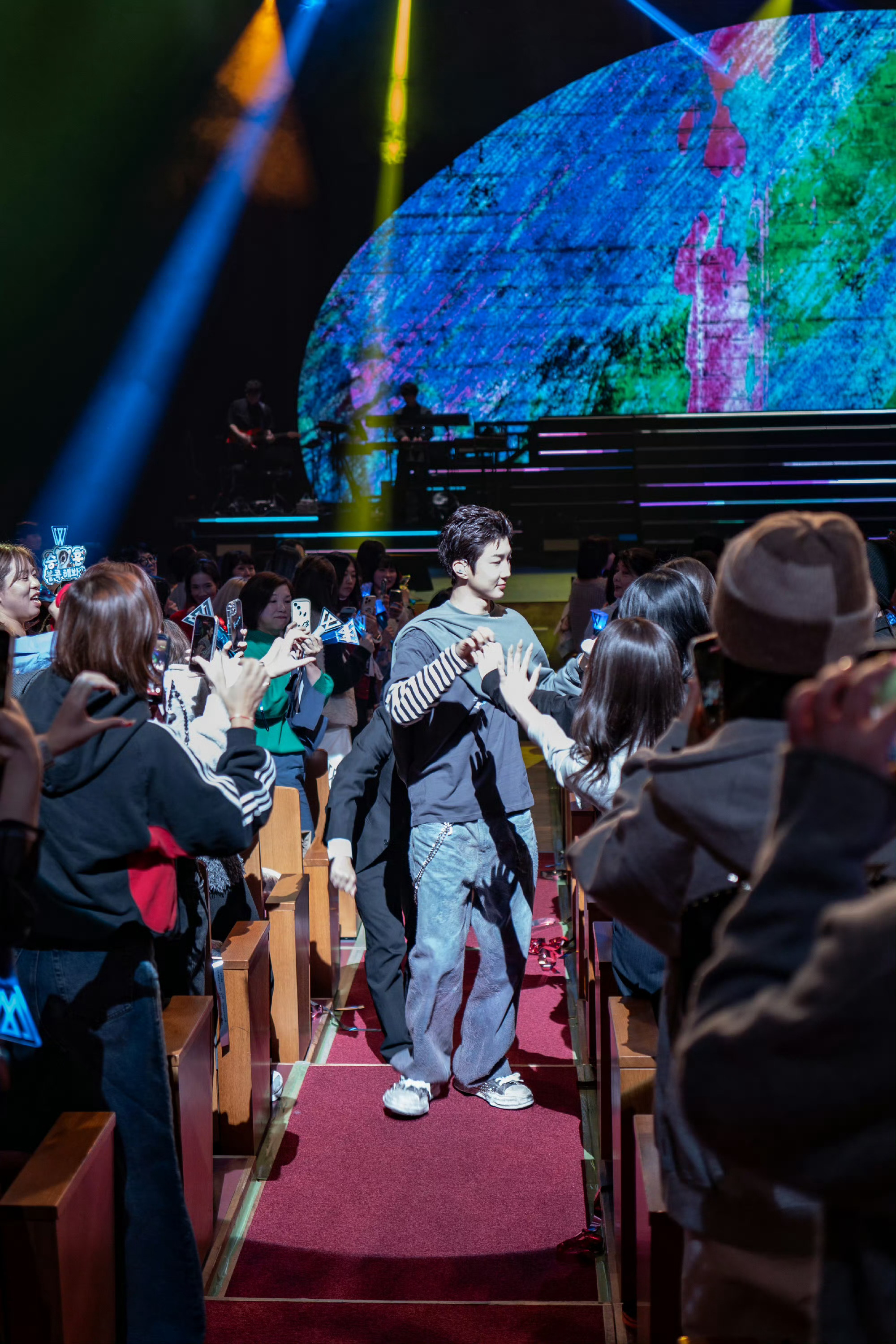 不好好穿衣服的男大学昇来了