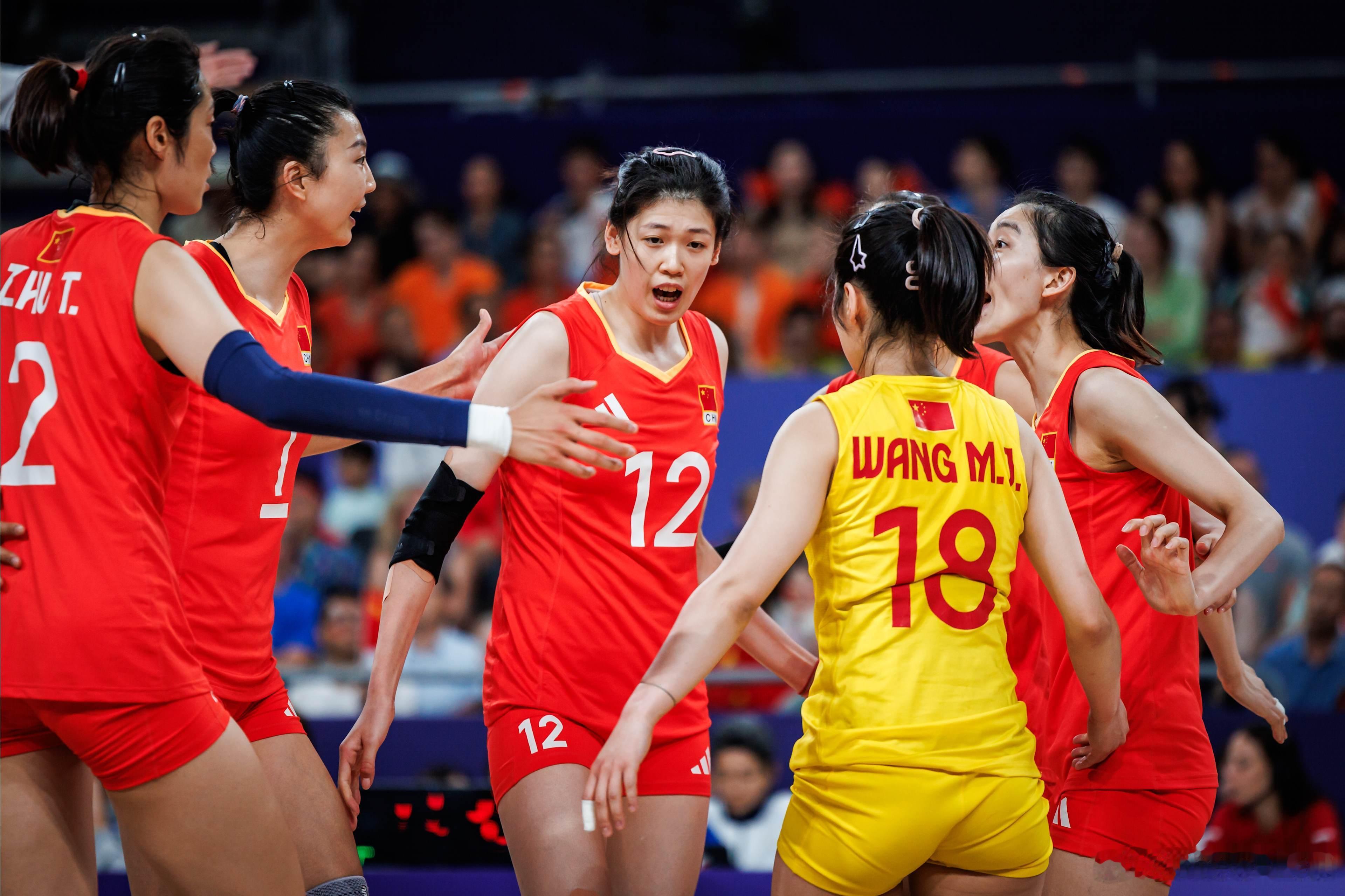 #中国女排vs土耳其女排# 中国队首发:主攻：朱婷、李盈莹副攻：袁心玥、王媛媛接