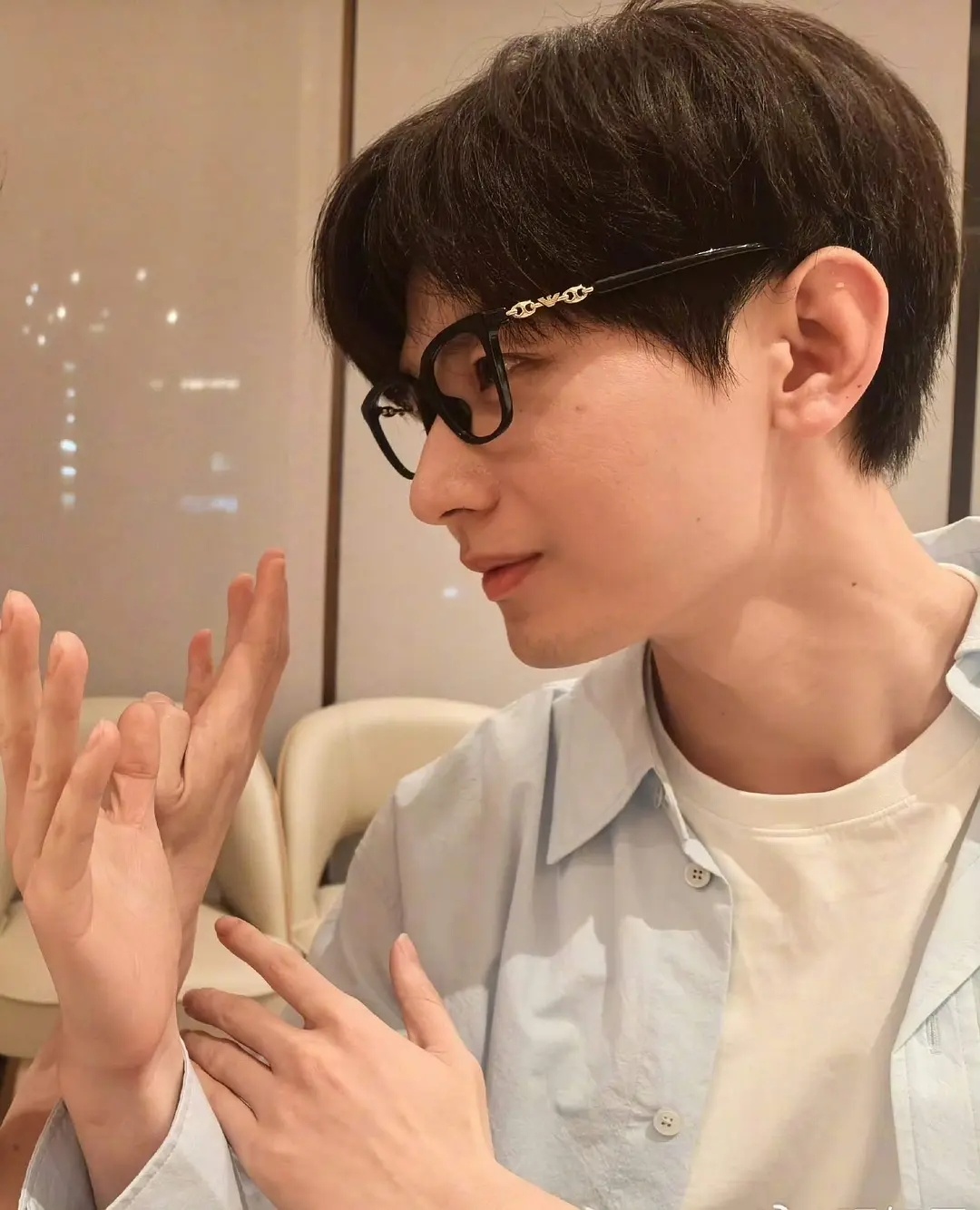 成毅赴山海cy成毅萧秋水李沉舟肖明明独属于肖明明的黑框眼镜。成毅的仪式感满满。同
