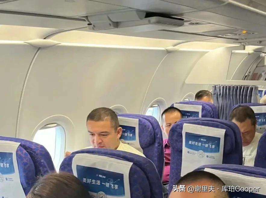 西热力江在飞往沈阳，在主场为辽篮加油助威，他直播透露：这是难得近距离的学习机会，