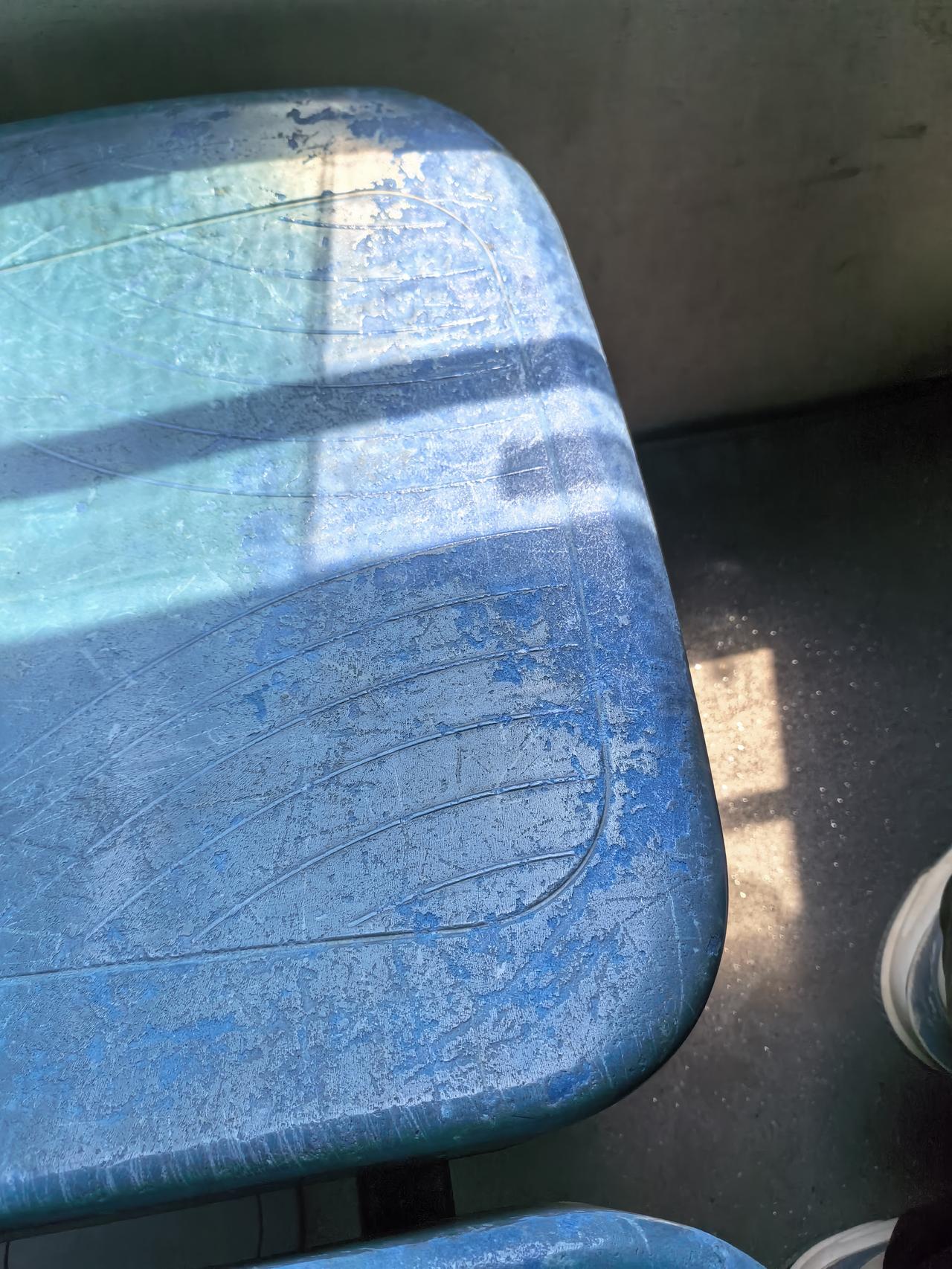 昆明的这个公交车上的椅子都腐蚀成这样子了，用手一摸，坐在上面都会起一点蓝色的小颗