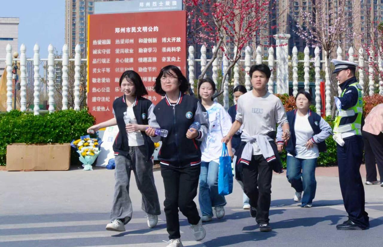 【主动担当守护 保畅平安顺畅】清明临近，部分学校组织学生前往烈士陵园祭扫。郑州交