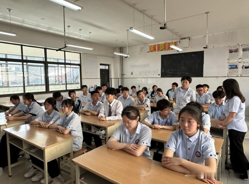 我认为不支持，1. 干扰课堂学习
带游戏、聊天、短视频、支付功能的智能手表，容易