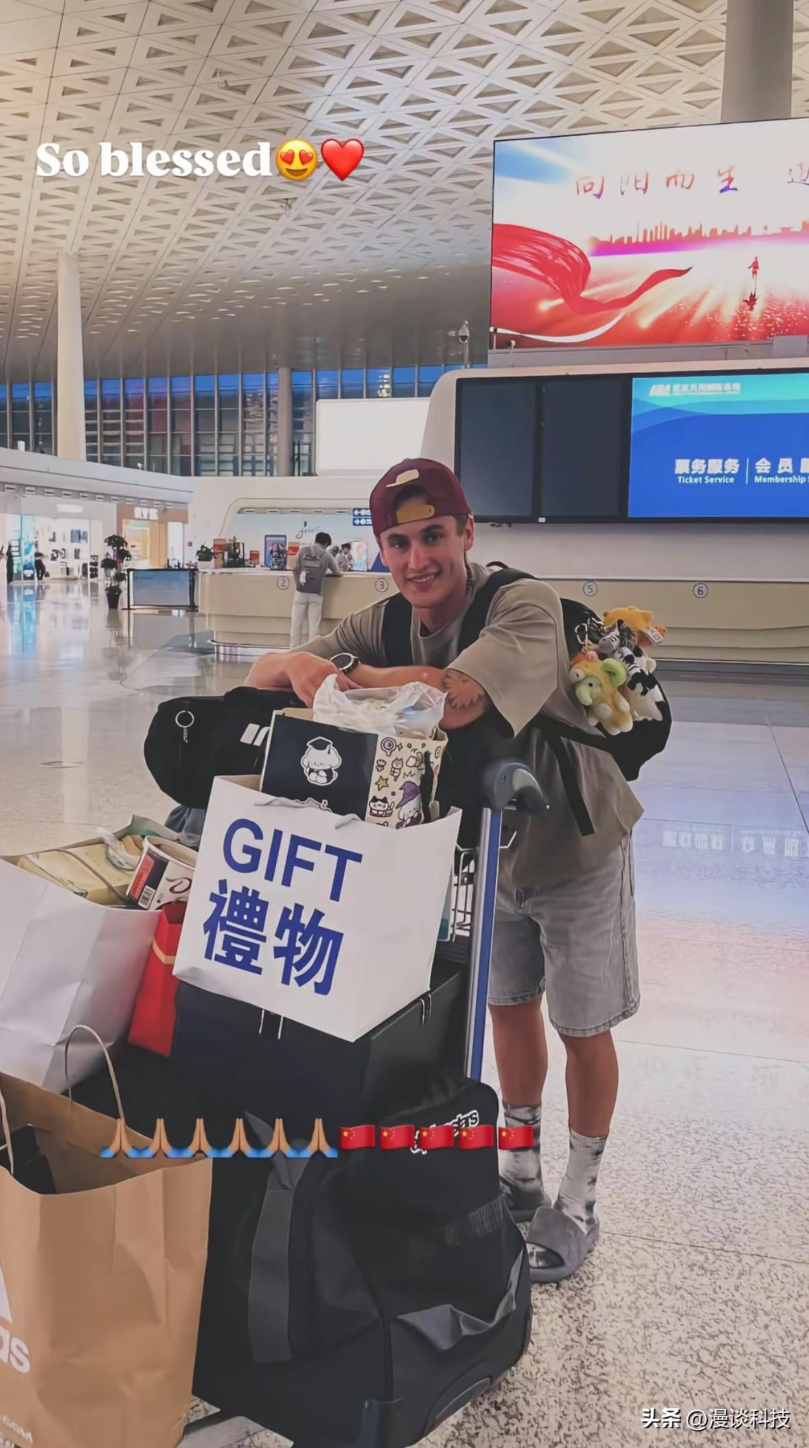 5号杜卡迪车手马西亚圆满完成了中国之行，正式返程了，带满了粉丝赠送的礼物，包上挂