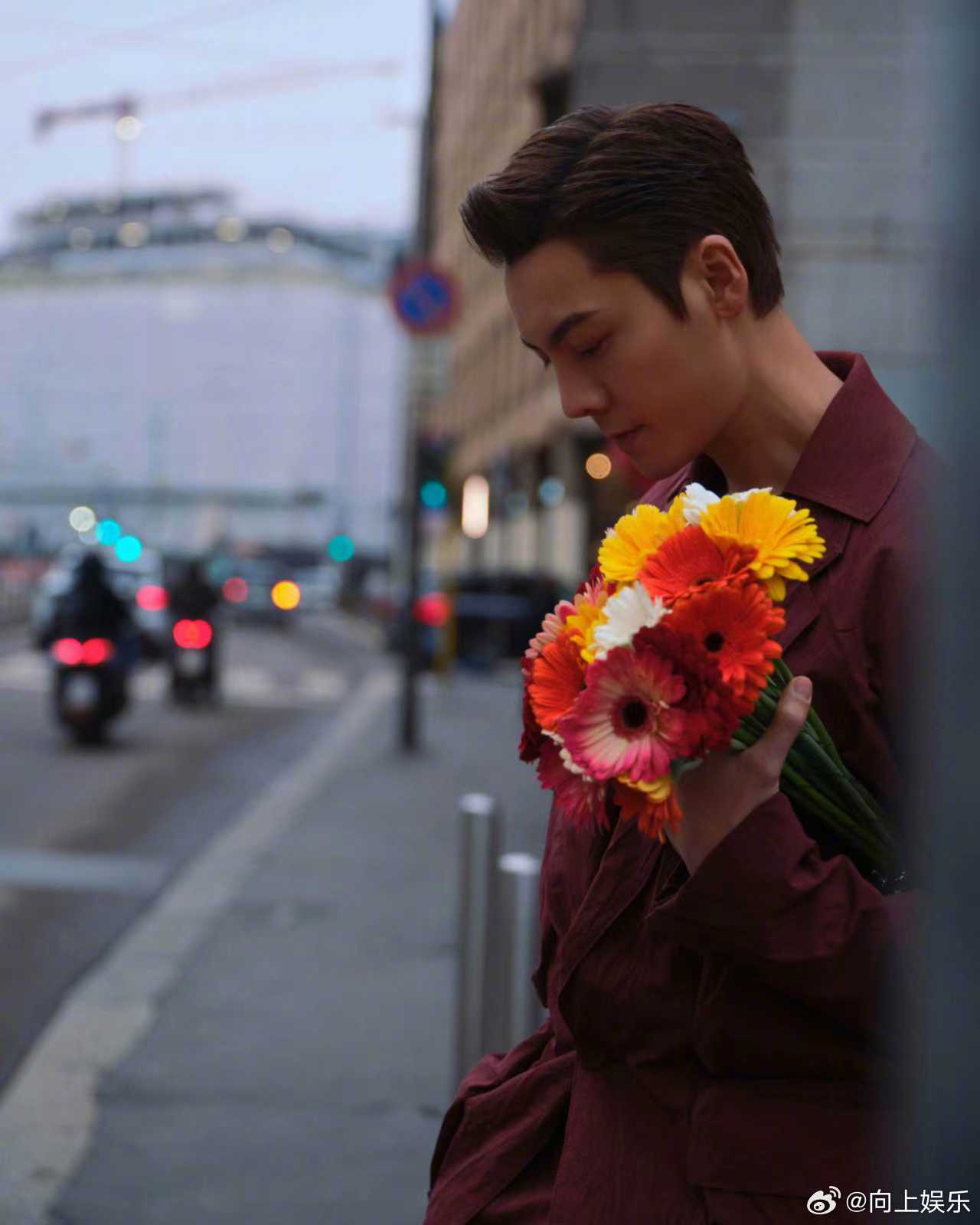 陈伟霆鼻子都冻红了 陈伟霆意大利街头随拍来啦，在街头吃冰淇淋鼻子都冻红了 