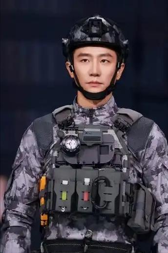 演员黄轩说，春季档的蛟龙行动，拍摄很不容易，投资不少，光是潜艇模型就弄了好几个，