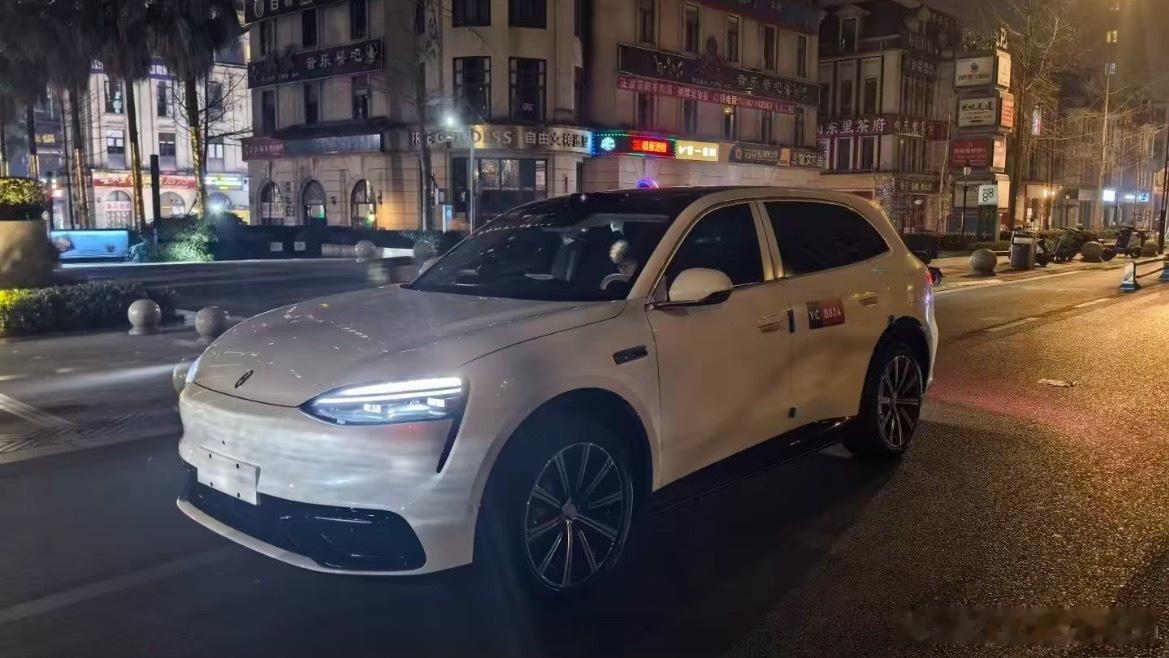 问界M6实车无伪装曝光B柱保护膜还没撕，看上去有点迈巴赫前脸还得适应适应 