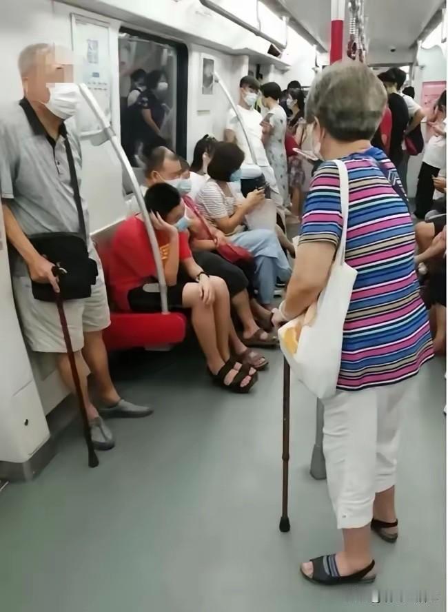如果你在地铁上，看到行动不便的老人，会主动让座吗